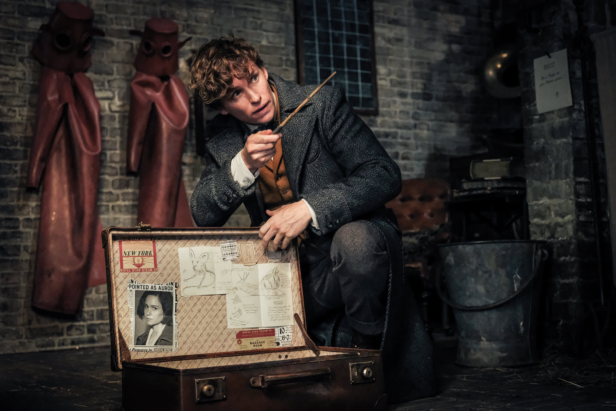 FB2-crimes-of-grindelwald-newt-case-open-wand-tina-photo-web-landscape