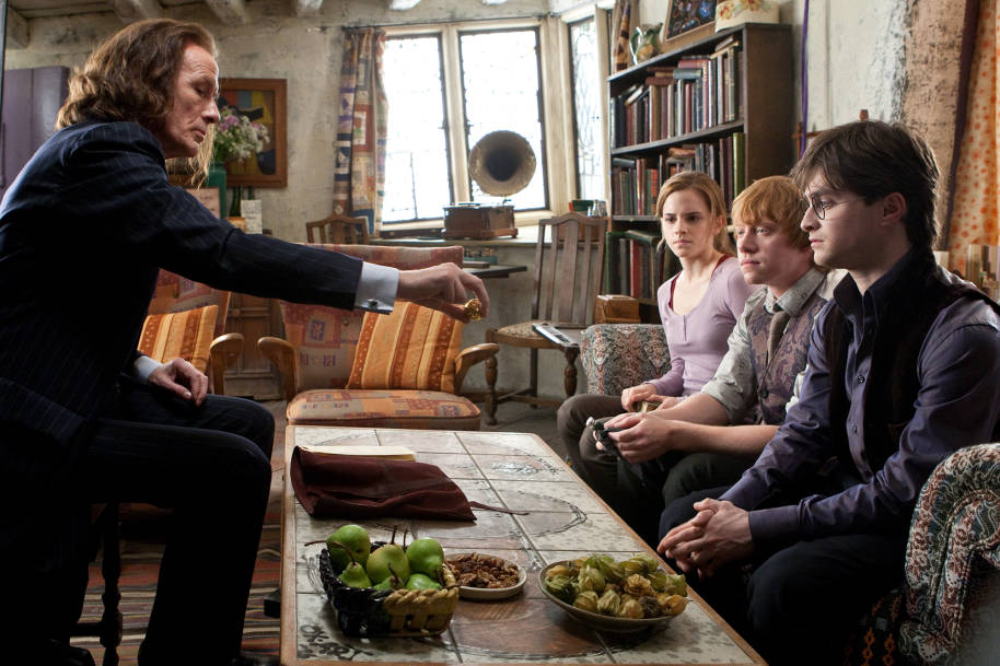 HP-F7-deathly-hallows-part-1-harry-hermione-ron-the-burrow-scrimgeour-web-landscape