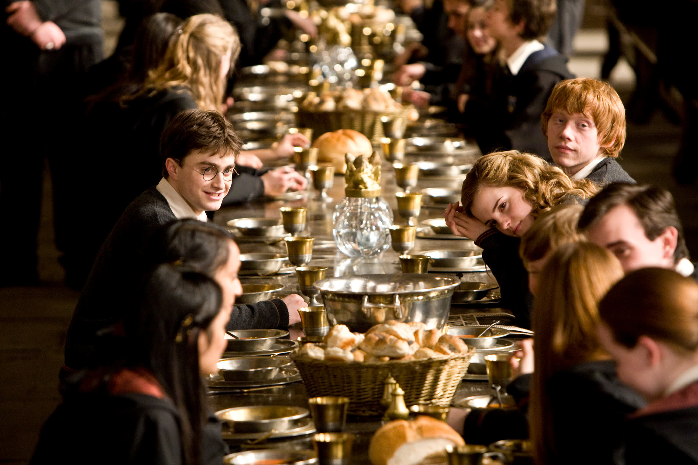 WB-HP-F6-half-blood-prince-harry-ron-hermione-at-dinner-great-hall.