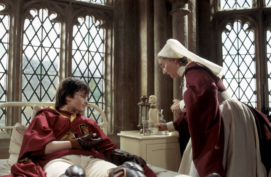 Madame Pomfresh s'occupe de Harry avec Skele-Gro après que Lockhart ait enlevé tous les os du bras de Harry