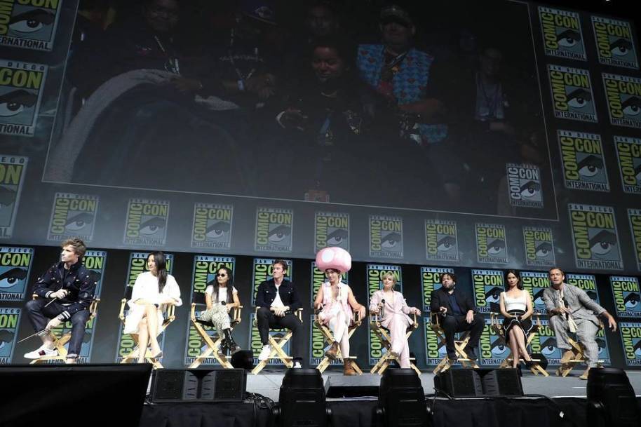 The Fantastic Beasts cast assemble for their Comic-Con panel. Image Warner Bros.