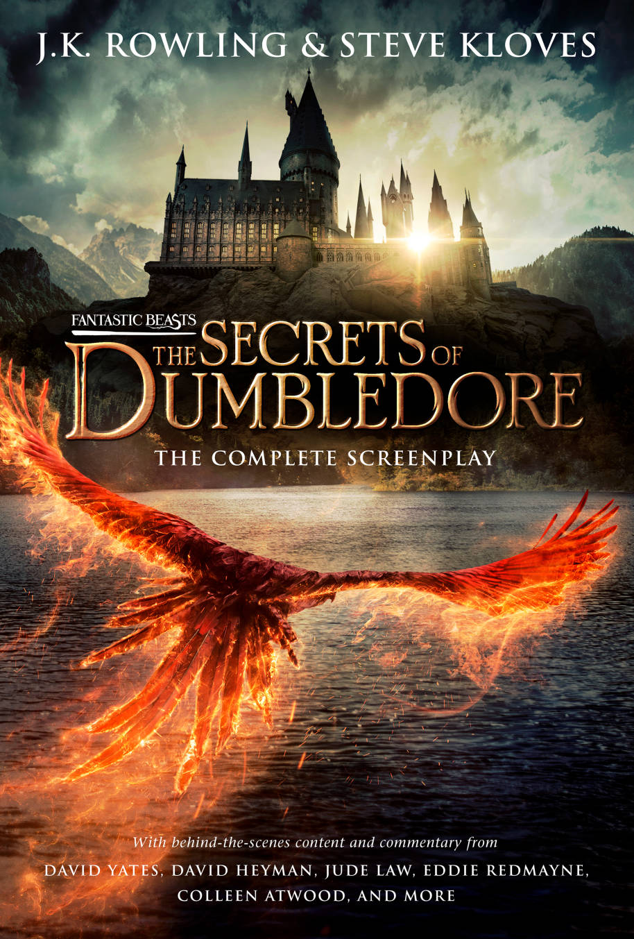 La couverture du scénario de Fantastic Beasts the Secrets of Dumbledore.  L'image montre un phénix survolant le lac en direction de Poudlard.