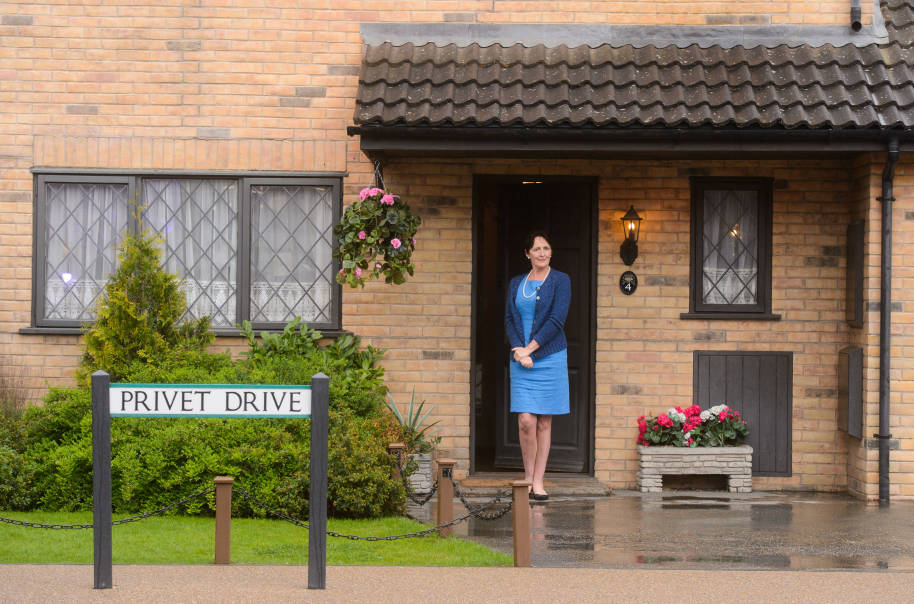 PMARCHIVE-Fiona Shaw outside number four, Privet Drive 36rhZLBbVu0wEO0uO0OiMk-b1