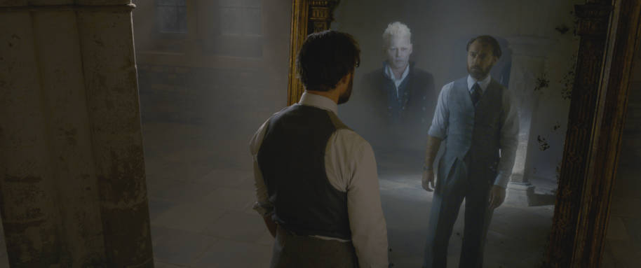 WB COG Dumbledore regardant dans le miroir du Riséd un ancien Grindelwald