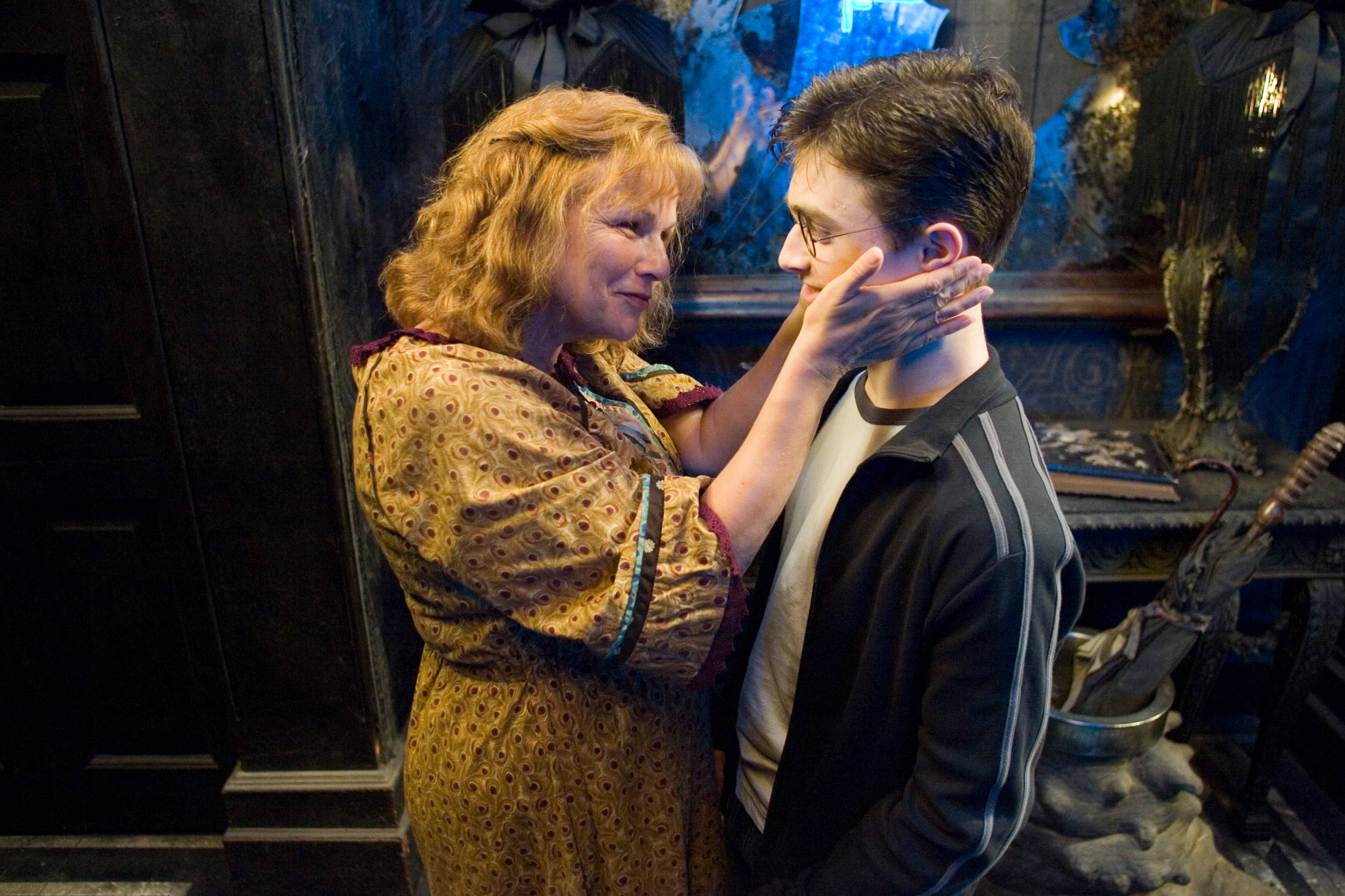 Molly Weasley greets Harry in Grimmauld Place 