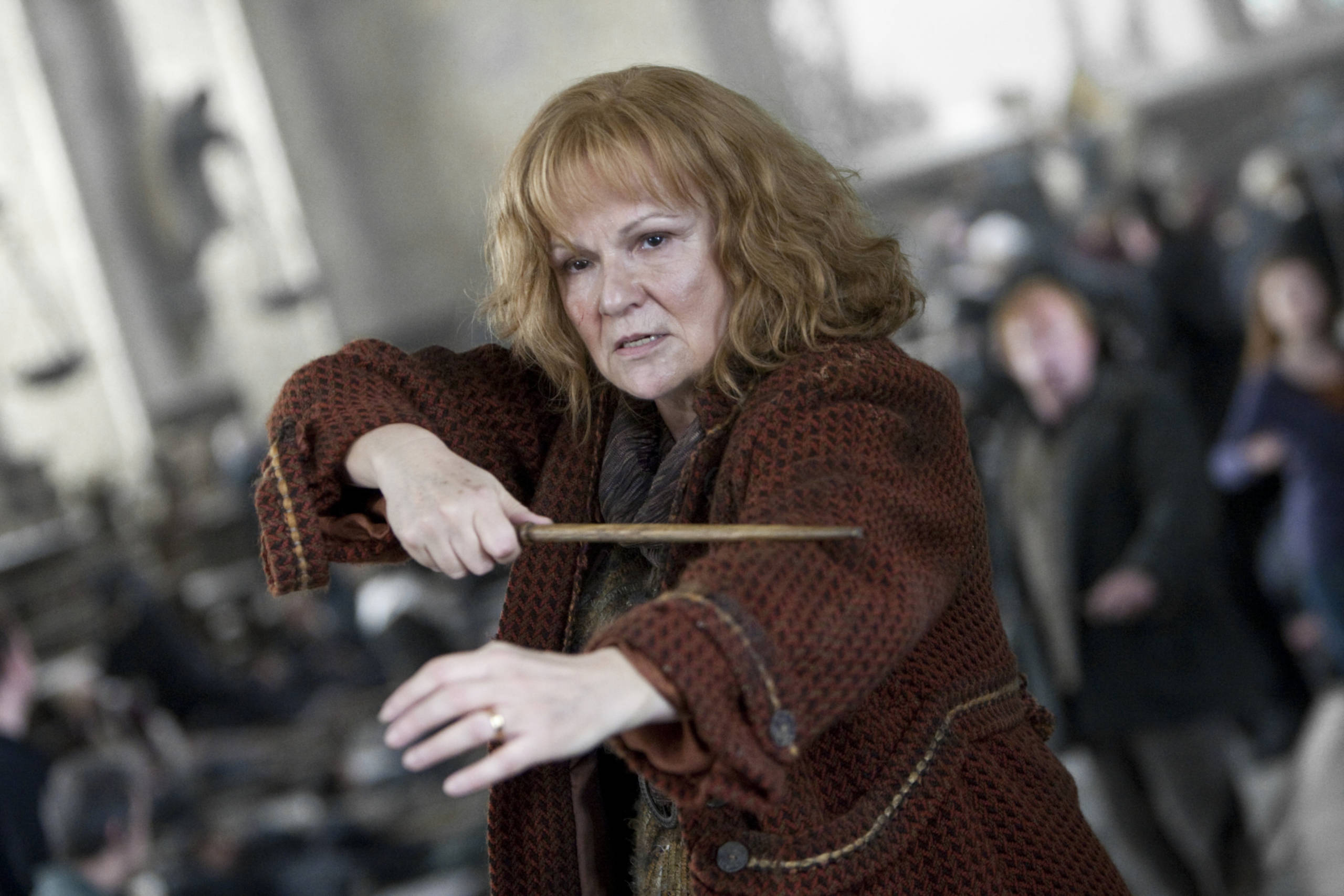 Molly Weasley pointing her wand in the final battle 