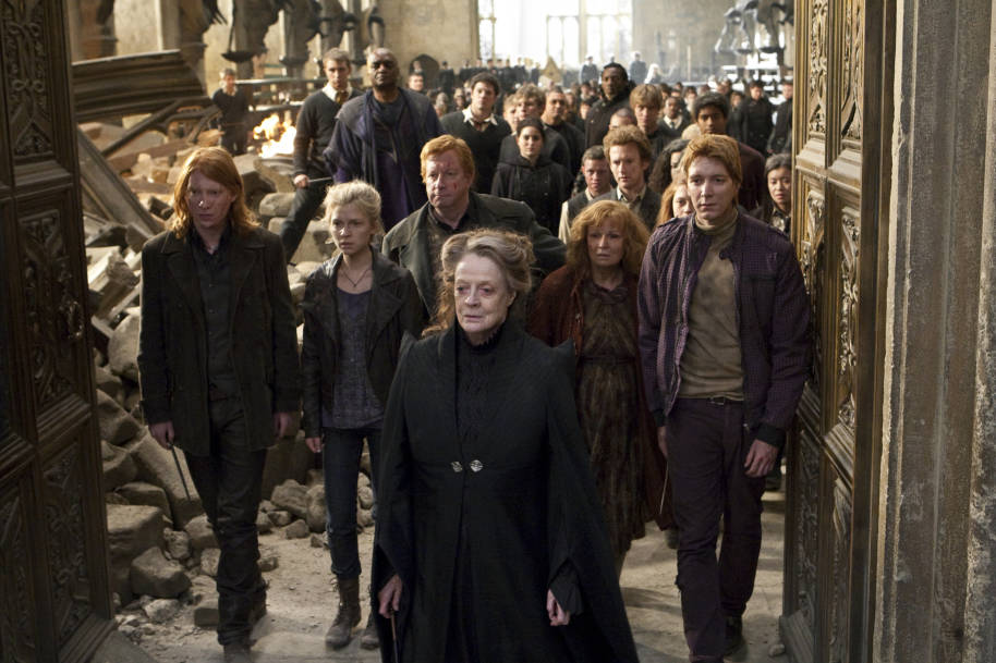 PMARCHIVE-WB F8 Battle of Hogwarts Weasleys McGonagall students Great Hall HPDH2-06525 4CuPOD4NduIOuCsEm4wIwo-b18