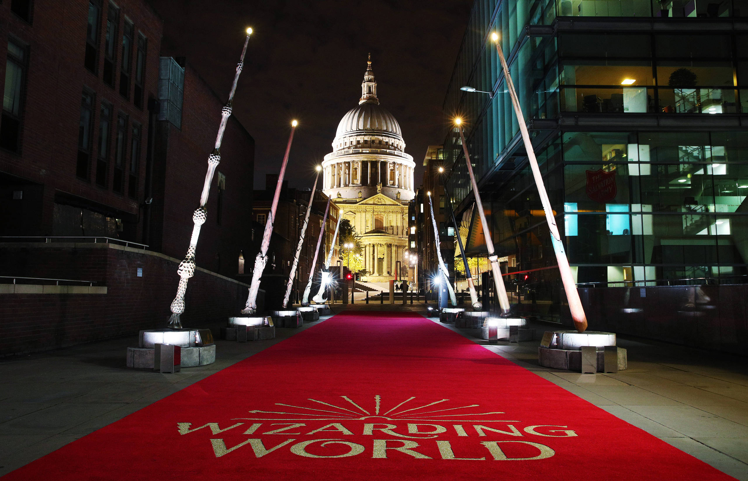 Fantastic Beasts: Wizarding World Wands supporting Lumos - St Paul's Cathedral 