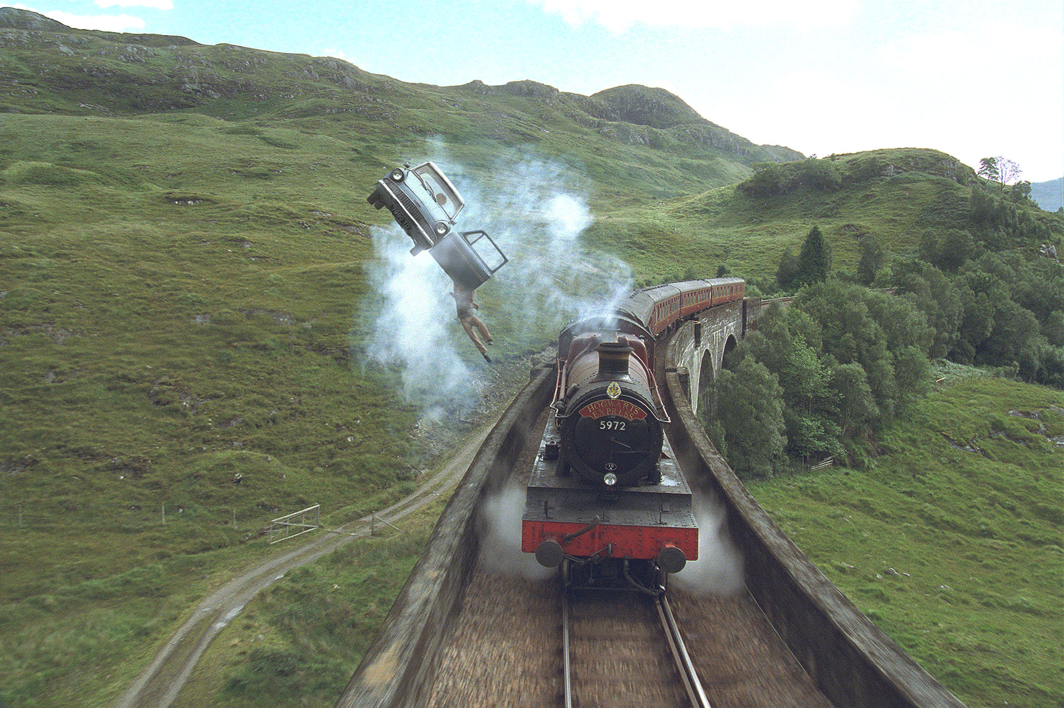 hp-f2-hogwarts-express-flying-car-web-landscape