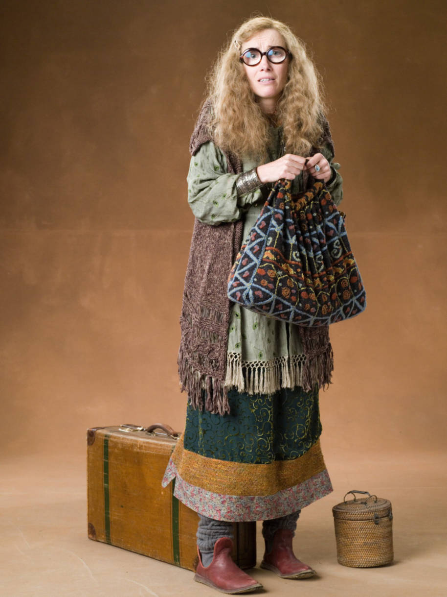 PMARCHIVE-SybilTrelawney WB F5 TrelawneyWithLuggageLookingUpset Promo 080615 Port 3p80NPexjqIkss6SImWkyC-b5