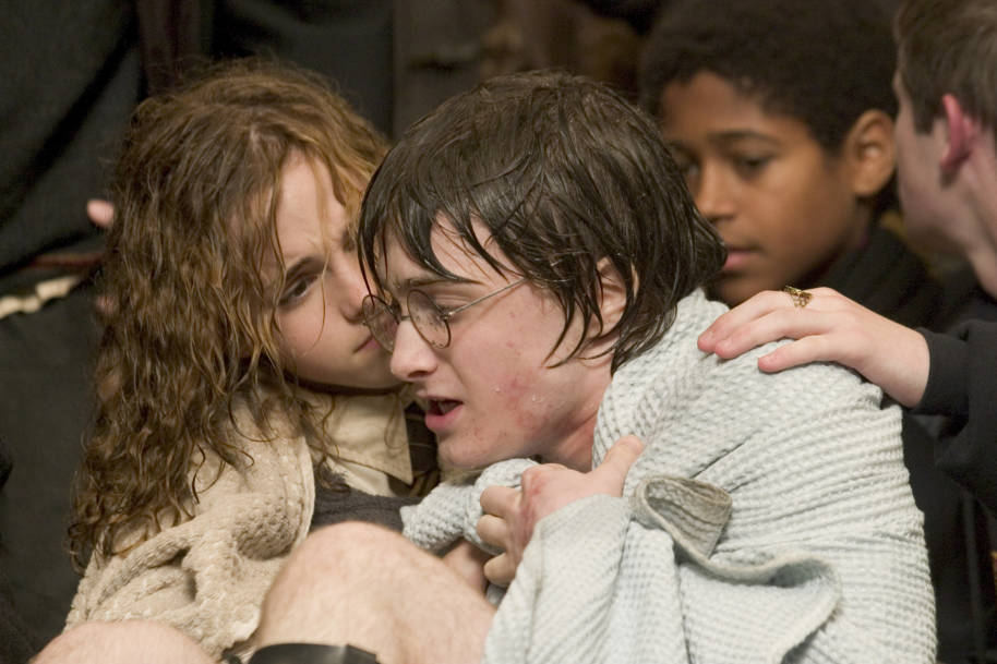 Hermione enveloppant Harry dans une serviette après la tâche 2 