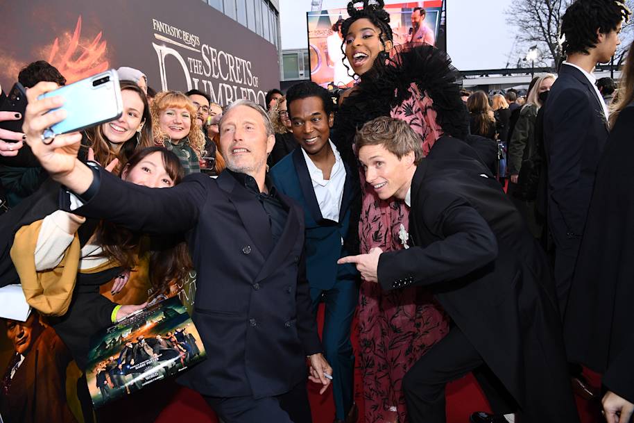 TSOD-premiere-eddie-redmayne-newt-jessica-williams-lally-mads-mikkelsen-grindelwald-william-nadylam-yusuf-crowd-web-landscape