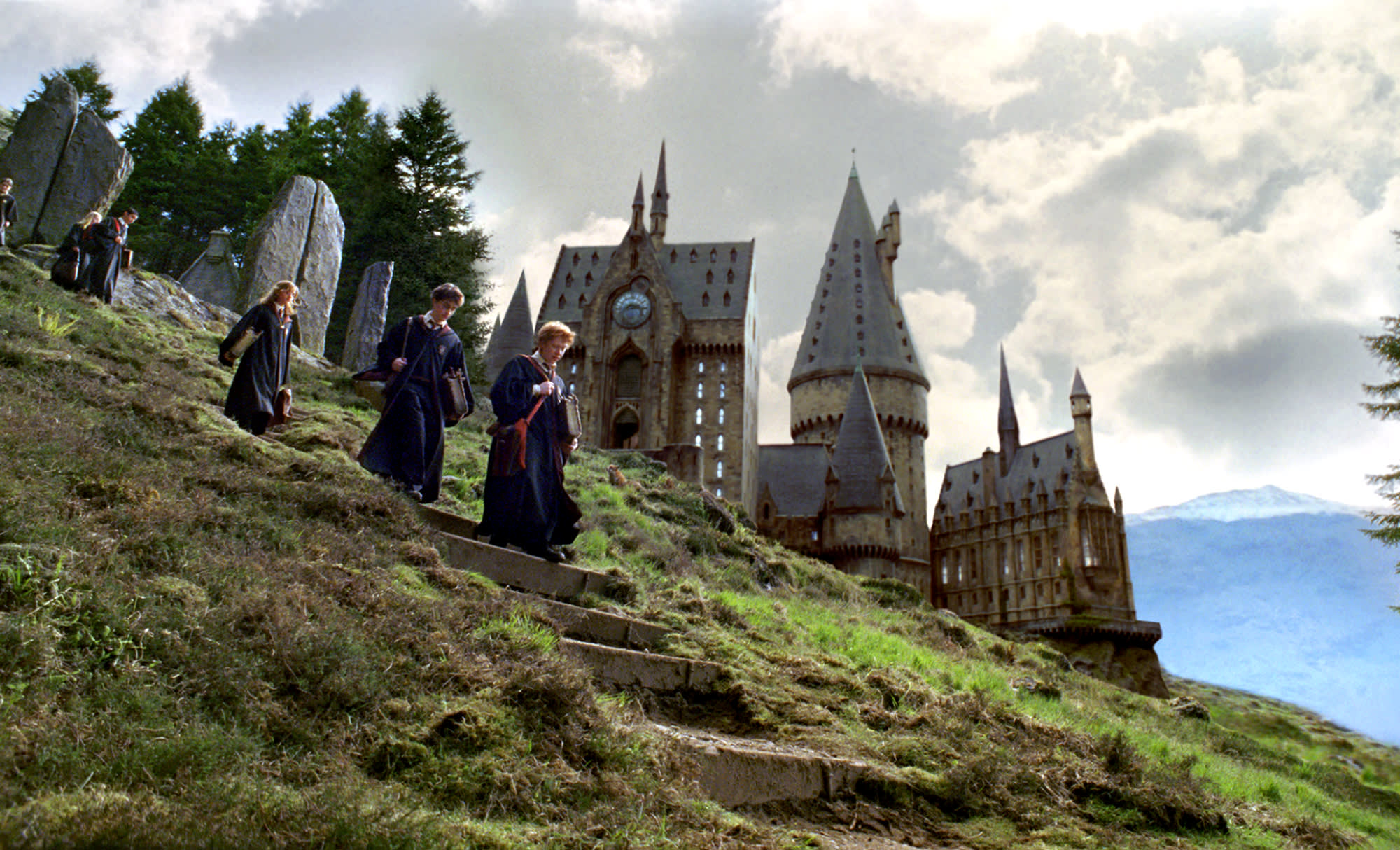 HP-F3-prisoner-of-azkaban-harry-ron-hermione-steps-hogwarts-grounds-web-landscape