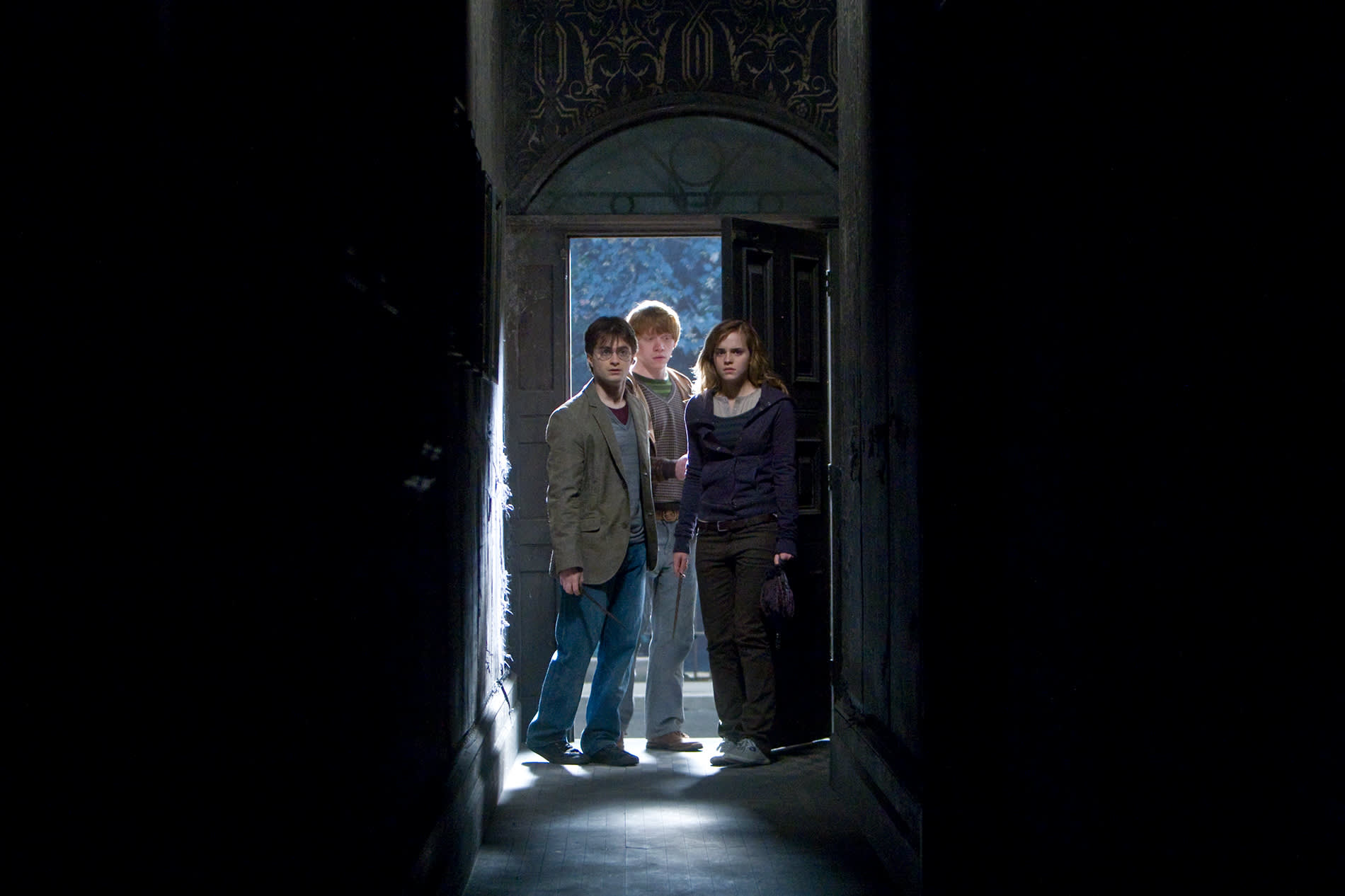 WB-HP-F7-harry-ron-hermione-doorway