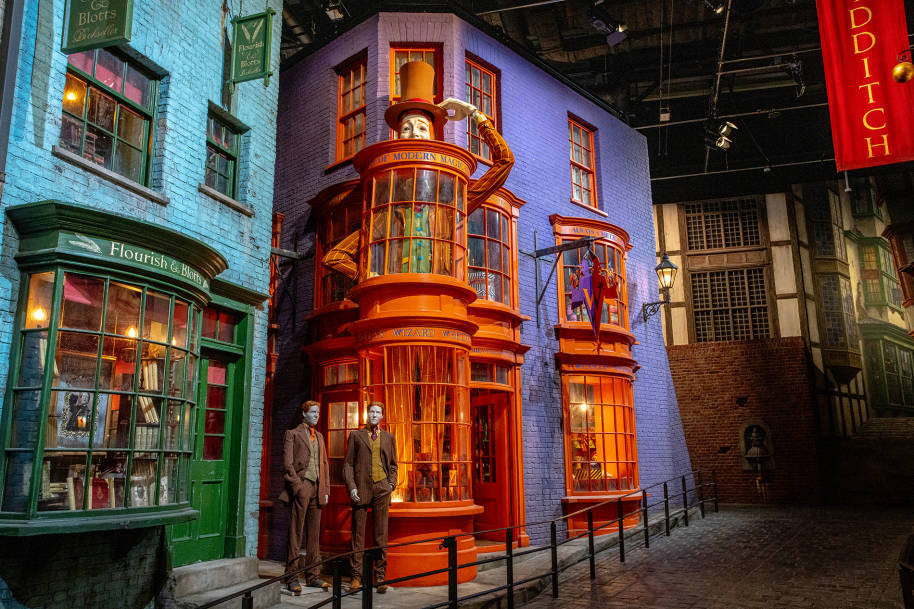 WBSTT-diagon-alley-weasley-wizard-wheezes-web-lanscape