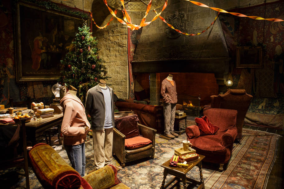 WBSTL-hogwarts-in-the-snow-gryffindor-common-room-christmas-decorations-web-landscape