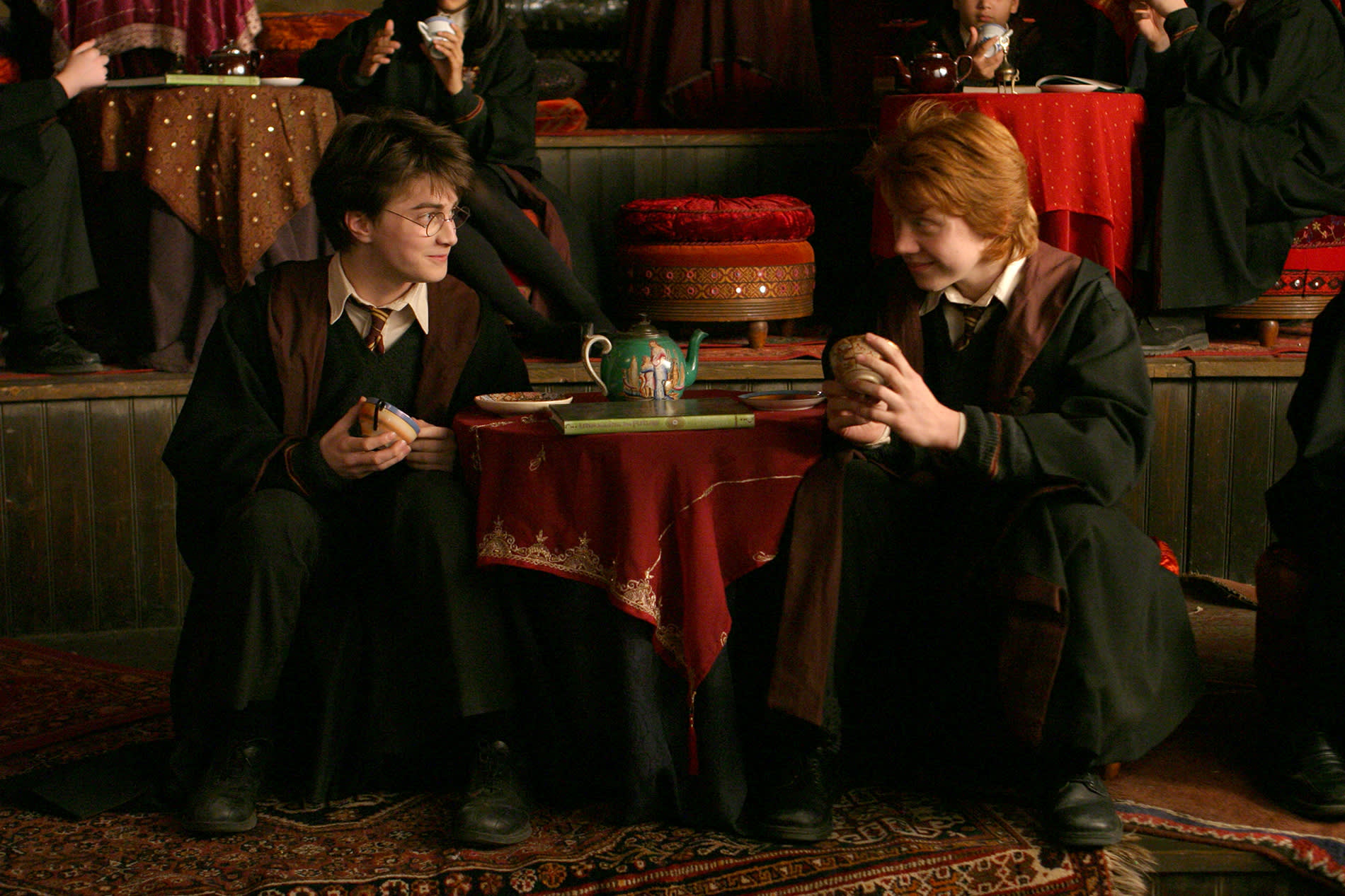 WB-HP-F3-ron-and-harry-with-tealeaves-during-divination