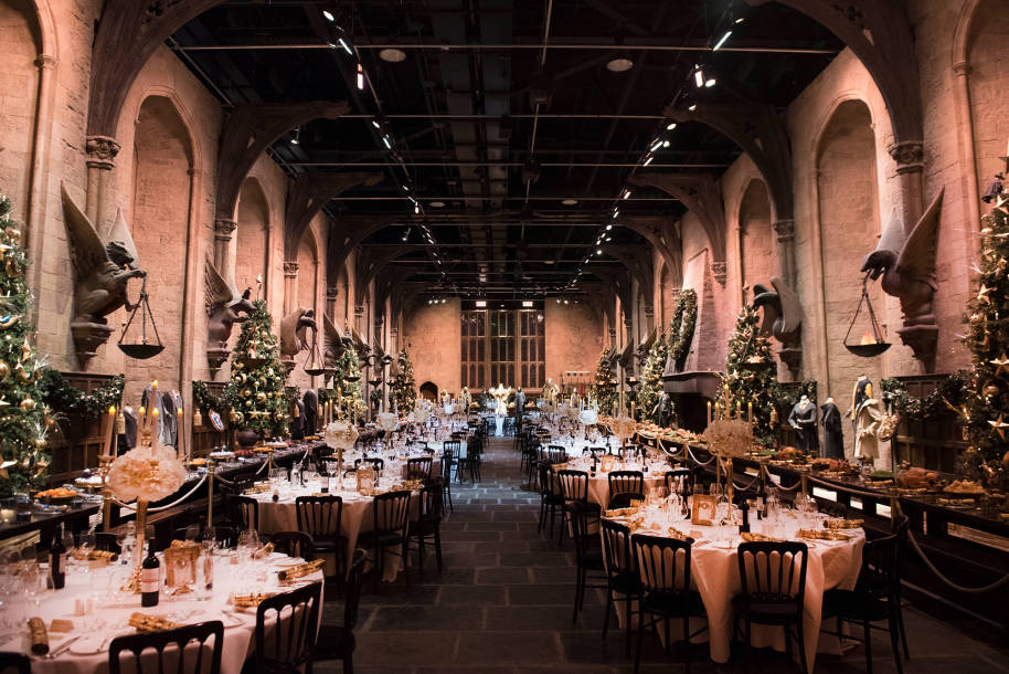 WBSTL-hogwarts-in-the-snow-great-hall-christmas-dinner-web-landscape
