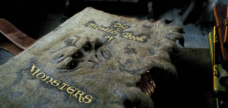 Un gros plan du manuel The Monster Book of Monsters. 