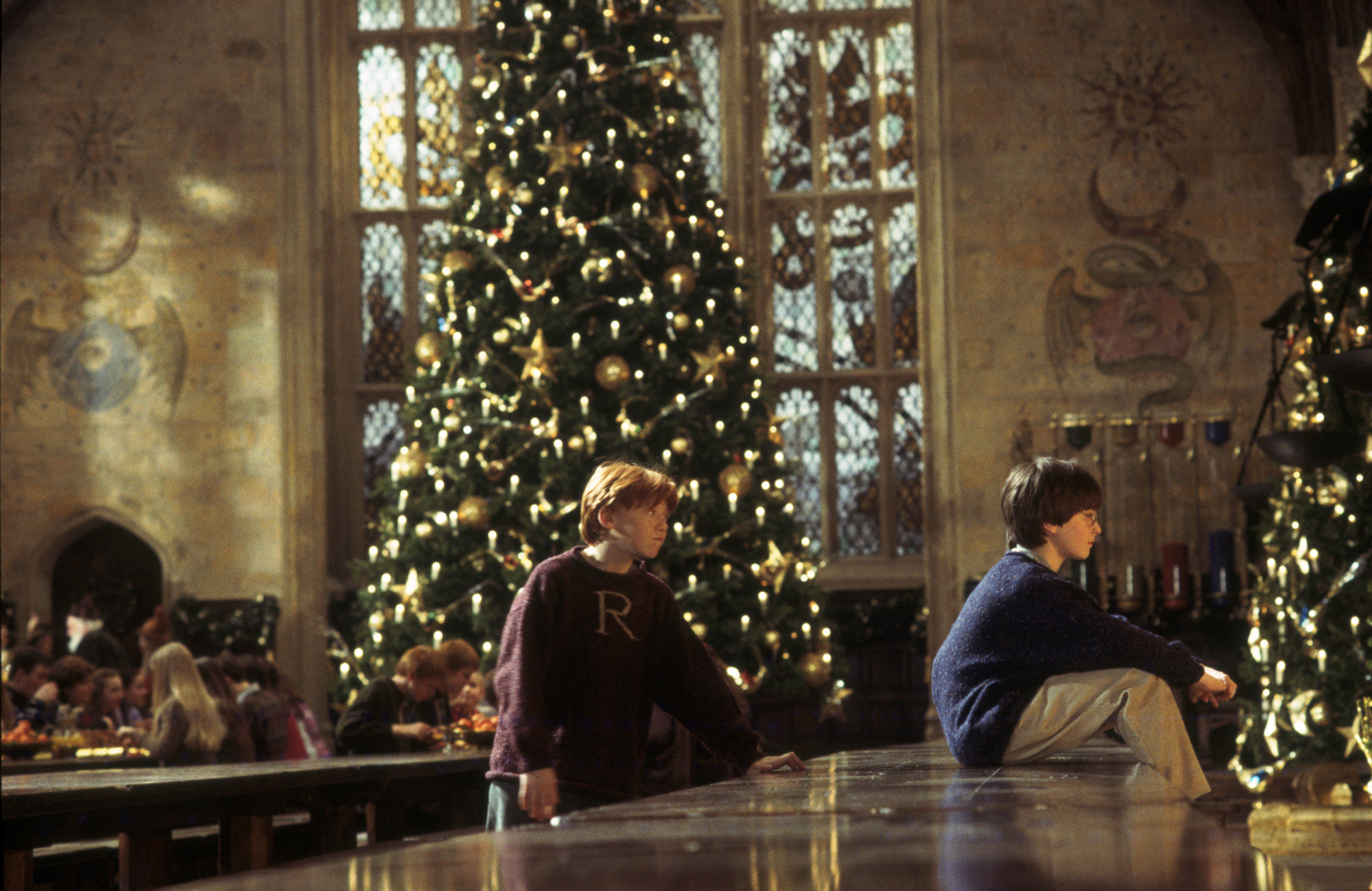 HP-F1-philosophers-stone-harry-ron-great-hall-christmas-weasley-jumpers-decorations-web-landscape