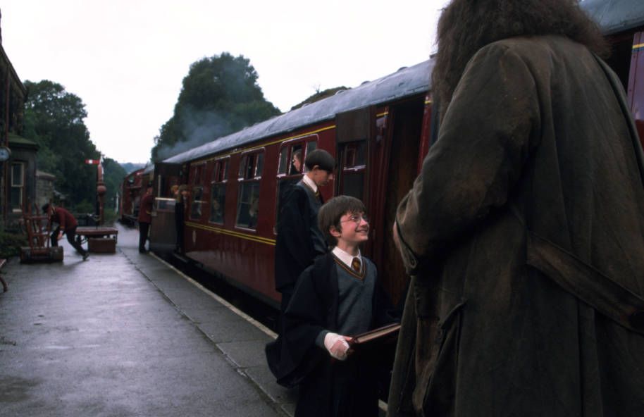 PMARCHIVE-WB F1 Harry and Hagrid on Hogsmeade platform ecqMgBIEI6eWsWzl5e6Kd-b9