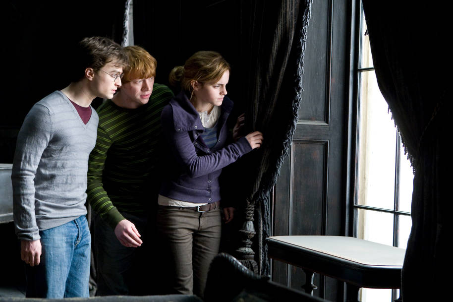 WB-HP-F7-P1-deathly-hallows-harry-ron-hermione-window