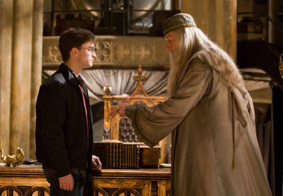Harry et Dumbledore dans son bureau du Prince de Sang-Mêlé 