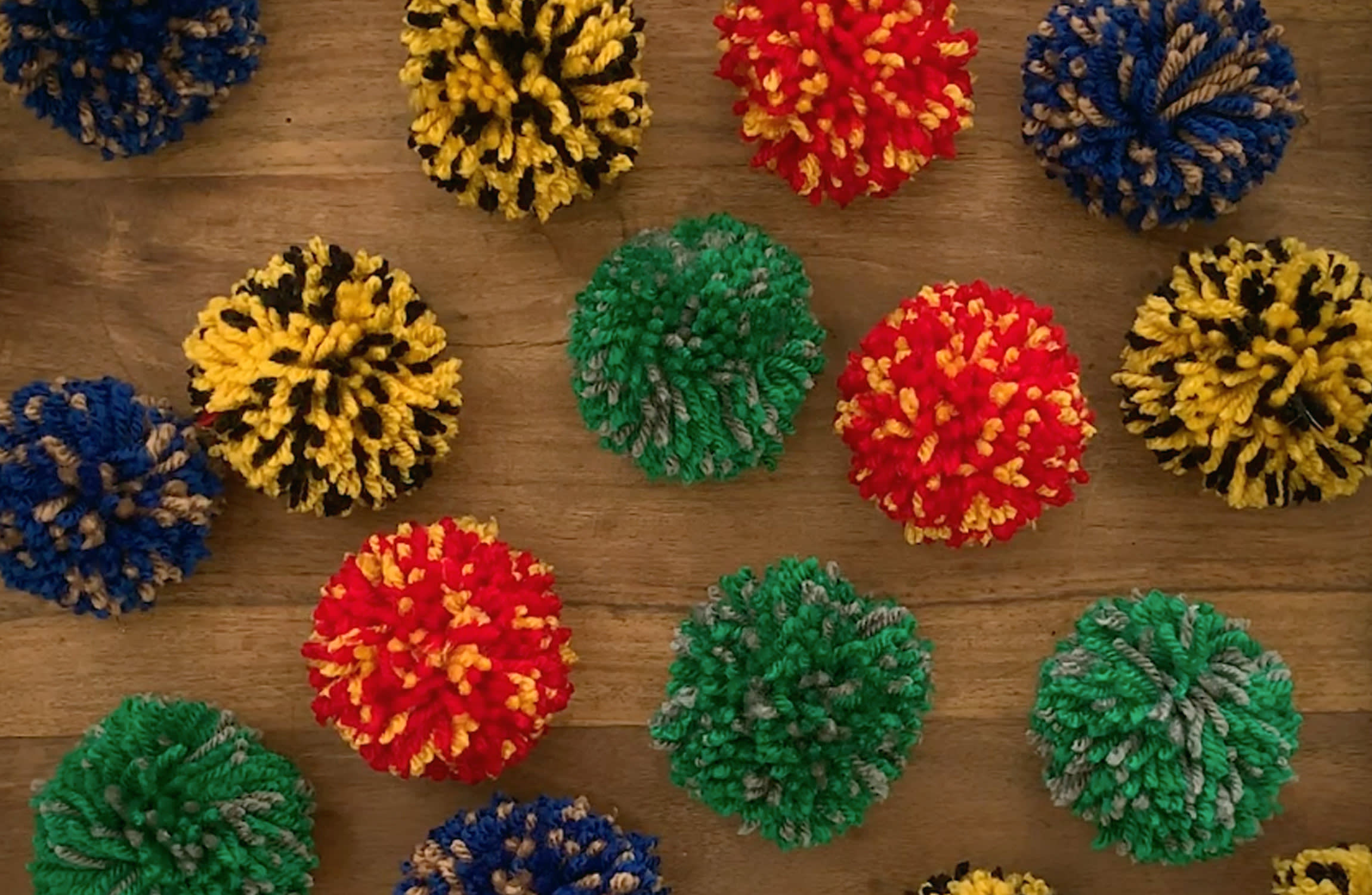 Learn make pom pom bunting inspired by the Hogwarts houses Wizarding