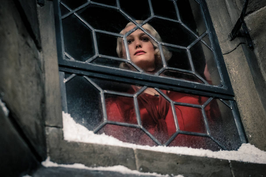 Queenie regarde par la fenêtre à Nurmengard et semble malheureuse 