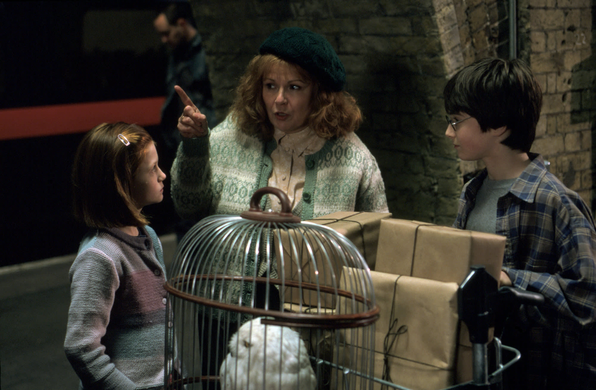 HP-F1-philosophers-stone-molly-weasley-ginny-harry-platform-nine-and-three-quarters-web-landscape