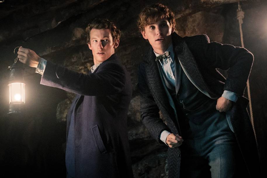 Thésée et Newt sont sous terre à l'Erkstag.  Thésée tient une lanterne en l'air.