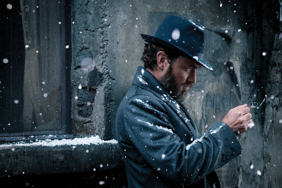 Dumbledore est debout dans la neige et regarde sa montre de poche