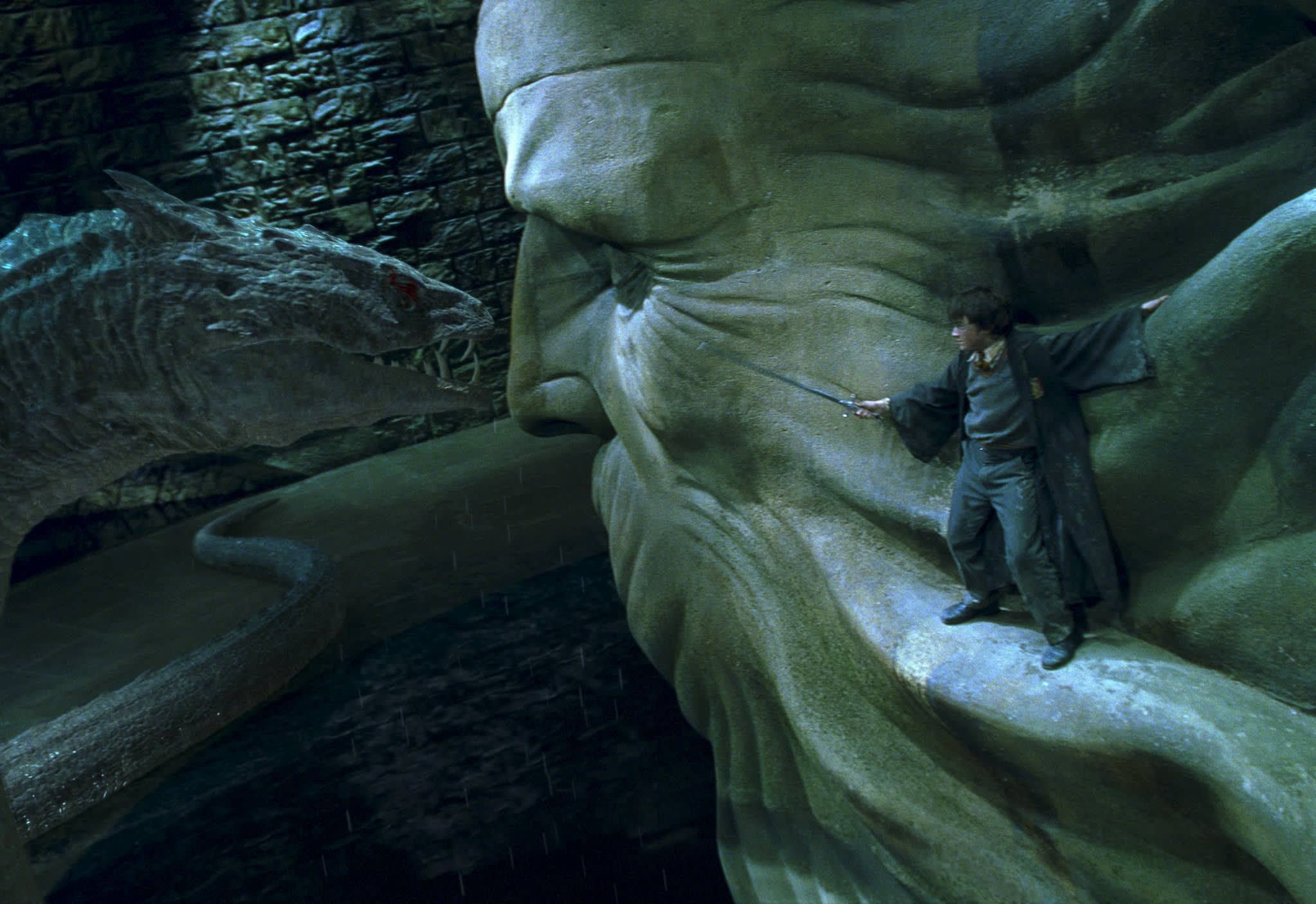 WB-HP-F2-harry-fighting-basilisk-with-salazar-slytherin-statue-chamber-secrets-web-landscape