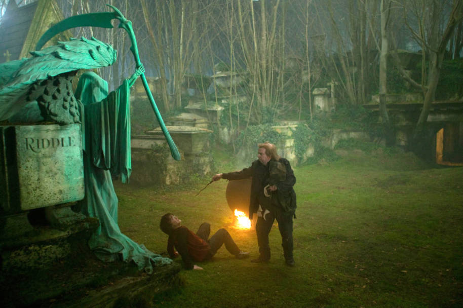 Peter Pettigrew and Harry in the graveyard 