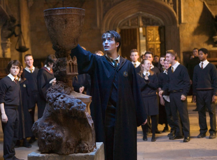 WB-HP-F4-goblet-of-fire-cedric-puts-name-in-cup