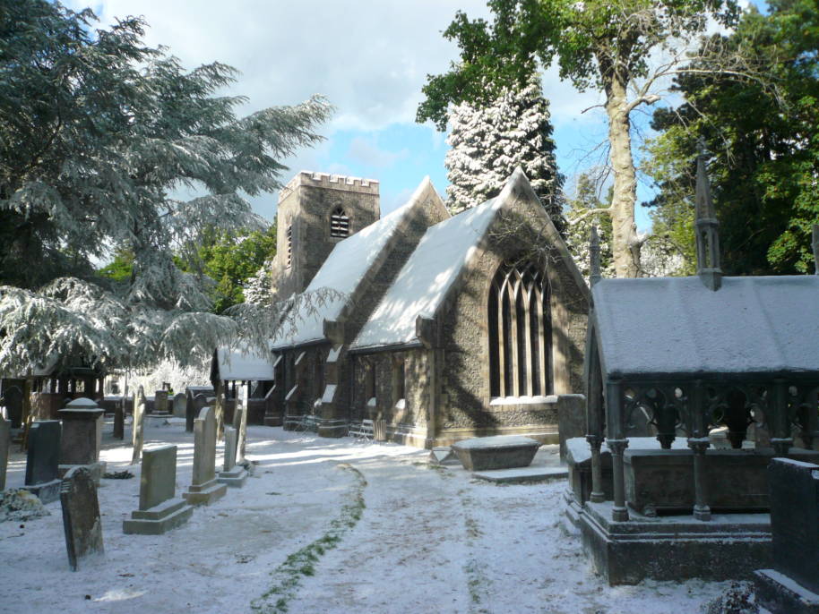 Le cimetière enneigé de Godric's Hollow.