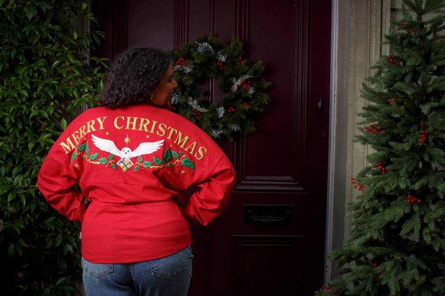 wizardingworld-gift-guide-merry-christmas-red-sweatshirt