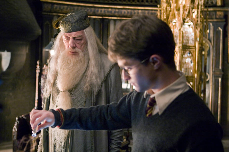 PMARCHIVE-HarryPotter WB F6 HarryPotterUsingThePensieveWithDumbledore Still 100615 Land HcZAJTDbYQsoMcim42Mge-b7