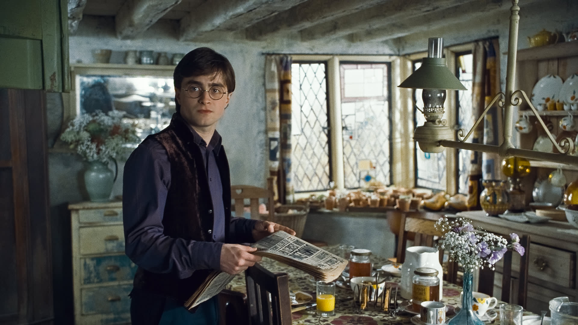 HP-F7-deathly-hallows-harry-in-the-burrow-kitchen
