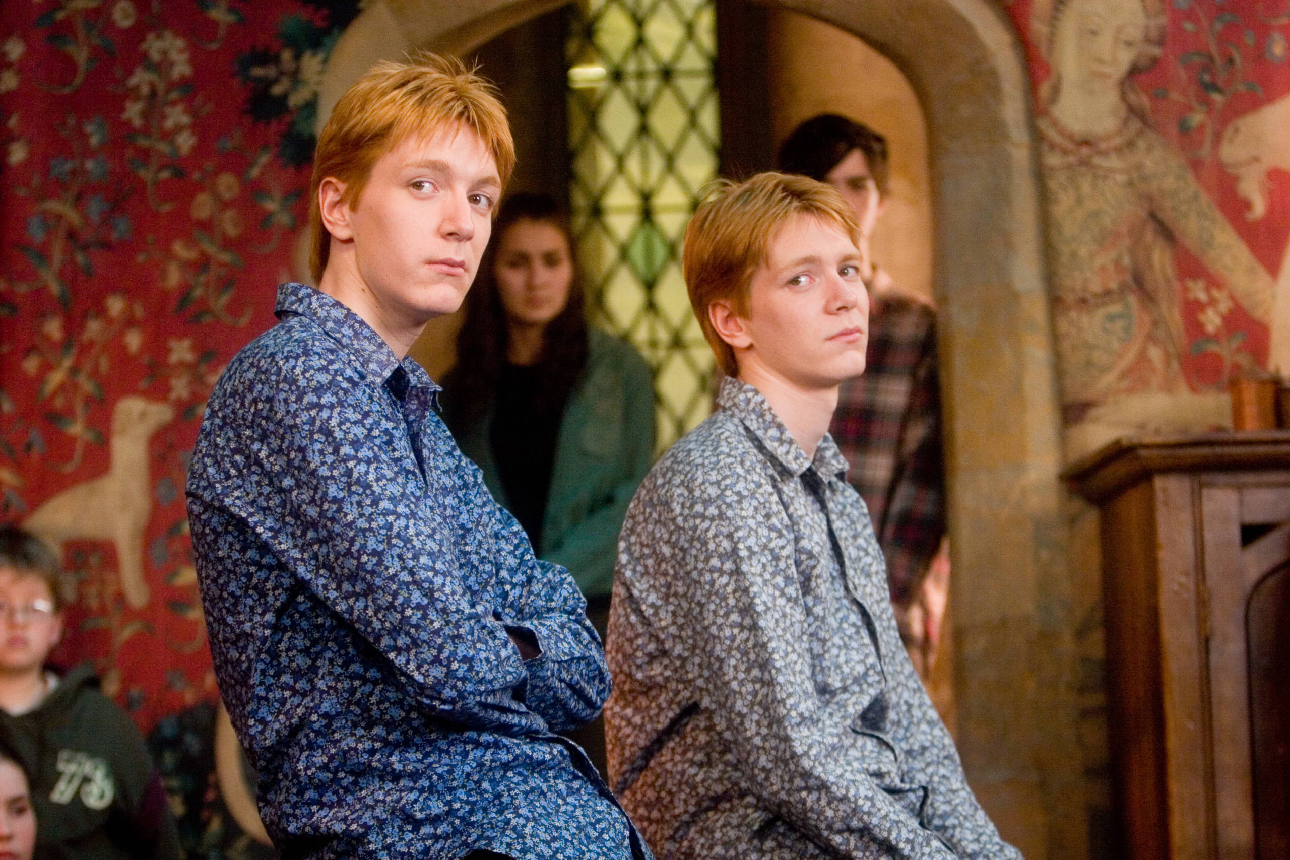 WB F5 FredAndGeorge GryffindorCommonRoomShirts SombreFaces HP5D-2066