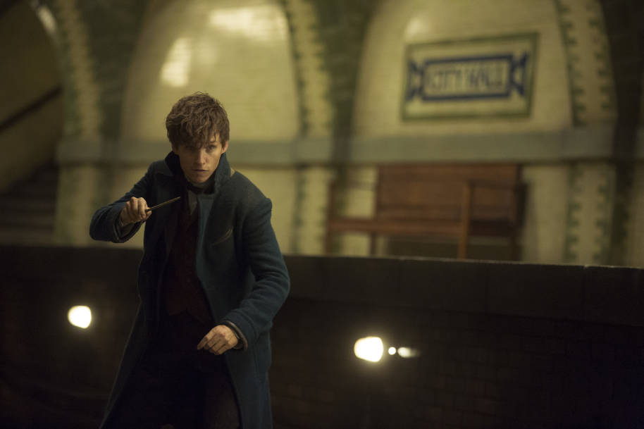 PMARCHIVE-WB FB Newt with wand City Hall subway station New York 5GfvIW451KWwu4couuK6AU-b3