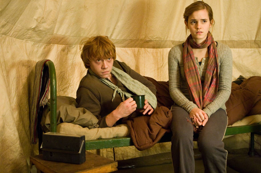 HP-F7-deathly-hallows-part-1-ron-hermione-tent-concerned-web-landscape