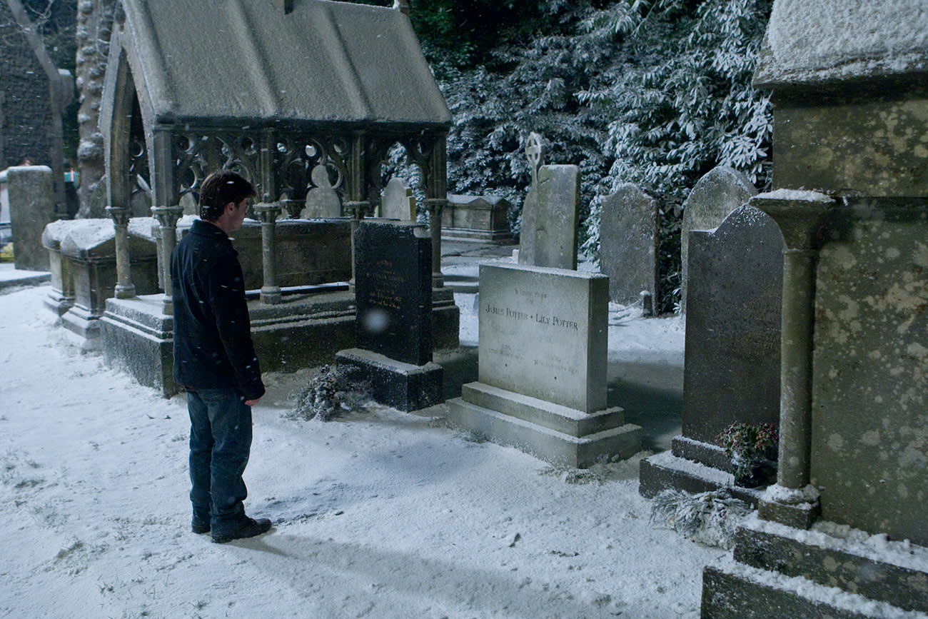 WB-HP-F8-deathly-hallows-harry-visits-lily-james-grave-snow