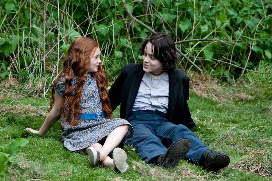 HP-F8-deathly-hallows-part-2-snape-lily-sitting-happy-grass-web-landscape