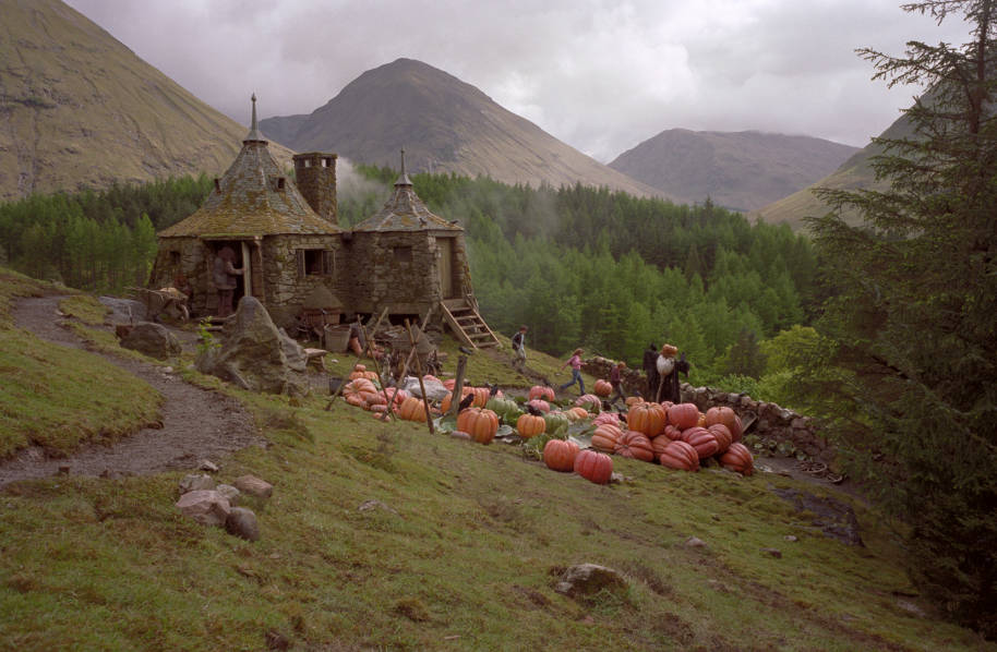 HP-F3-prisoner-of-azkaban-hagrids-hut-pumpkin-patch-web-landscape