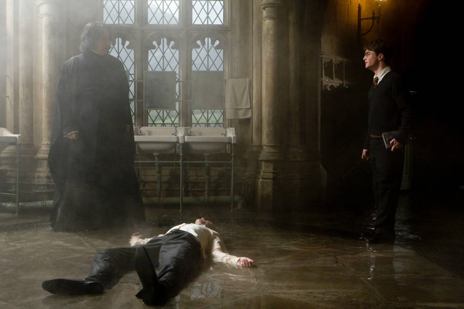 WB-HP-F6-half-blood-prince-snape-harry-draco-attacked-bathroom-with-sectumsempra