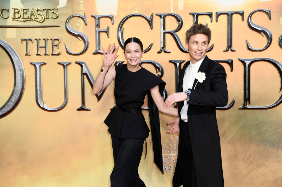 TSOD-premiere-katherine-waterston-eddie-redmayne-tina-newt-waving-web-landscape