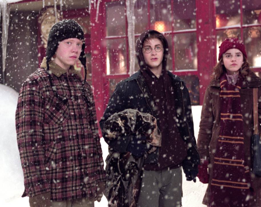 Harry Ron and Hermione in a snowy Hogsmead 