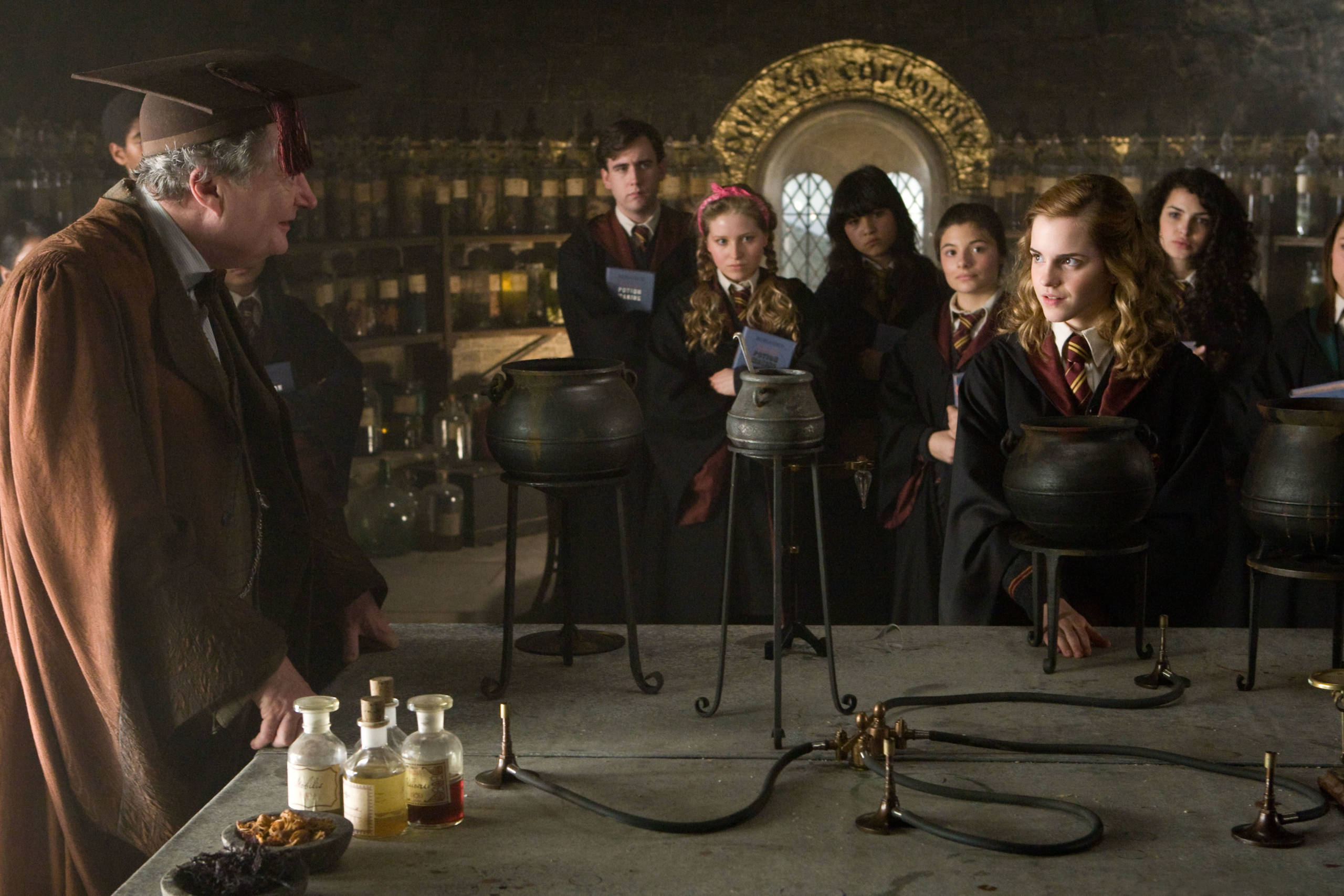 WB F6 SlughornsPotionsClass LovePotion HermioneLavenderRomildaKatieLeanne HP6D-08016r