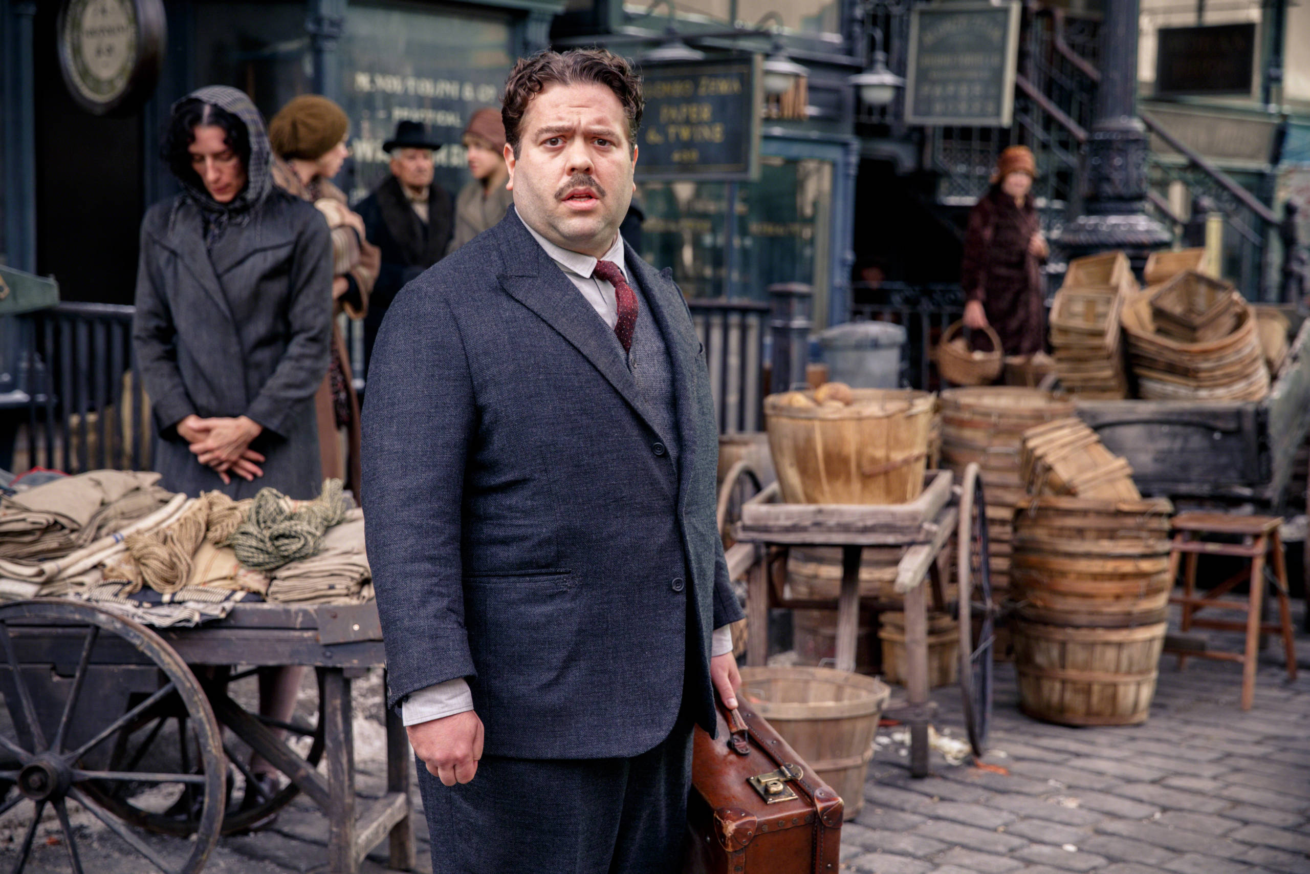 Jacob Kowalski looks confused as he carries his suitcase through the streets of New York